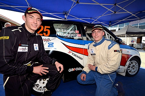 Simon Larsen (til højre) og Niklas Daugberg er glade for deres lille, rappe Suzuki, men ønsker sig en hurtigere bil, så de kan komme op i den tunge ende af dansk rallysport